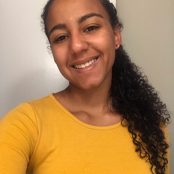 Meet your Posher, Janelle - Picture 2 of 4